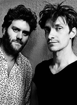 Tago Mago, Simone d’Opale, Championne, Iris 2000